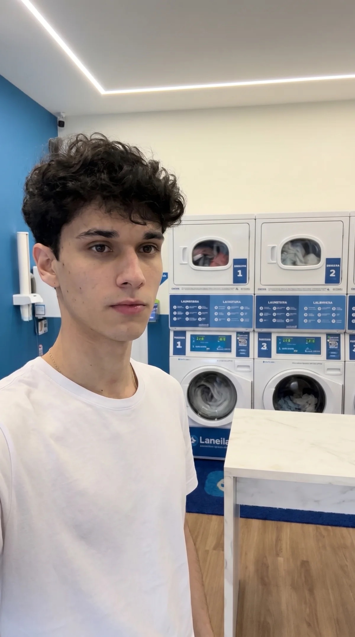 Vitor em uma lavanderia self-service